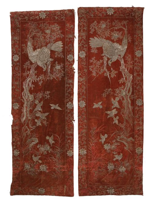 Pareja de colgaduras de terciopelo bordado, China, c. 1900