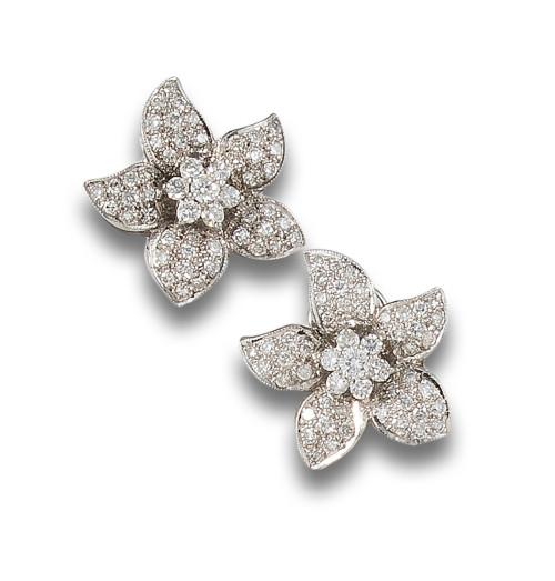 PENDIENTES FLORES DE DIAMANTES, EN ORO BLANCO