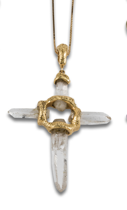 COLGANTE CRUZ DE CRISTAL DE ROCA Y ORO AMARILLO, CON CADENI