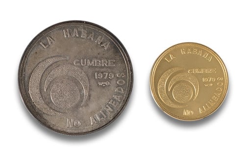 LOTE DE DOS MONEDAS CONMEMORATIVAS CUBRE PAISES NO ALINEADO