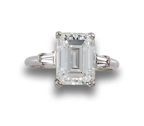 SORTIJA CON DIAMANTE , TALLA ESMERALDA, DE 3.36 CT., COLOR 