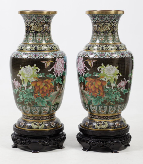 Pareja de jarrones de esmalte cloisonné, China, S. XX