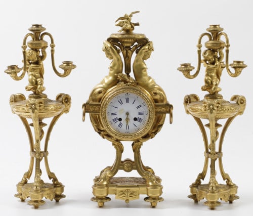 Guarnición de reloj y dos candelabros estilo Luis XVI de br