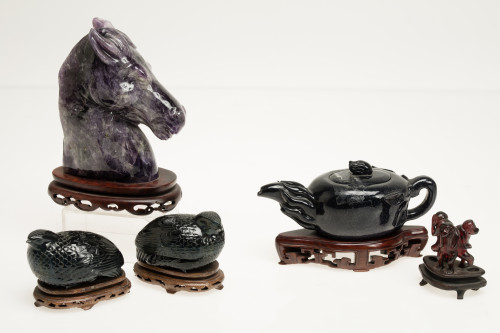 Figura de cabeza de caballo de charoita y dos figuras de av