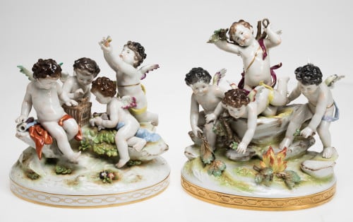 "Putti atrapando pajarillos", grupo de porcelana esmaltada