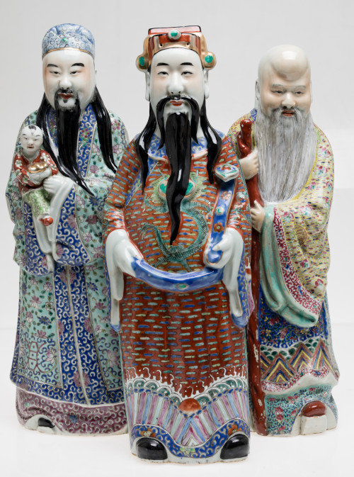 "Dioses inmortales", tres figuras de porcelana esmaltada, C