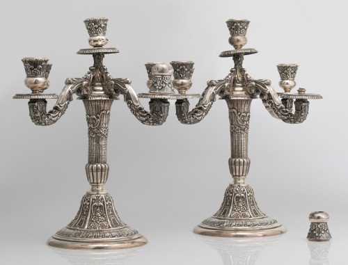 Pareja de candelabros, de cinco luces, en plata española pu