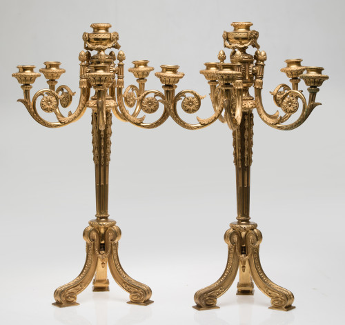 Pareja de candelabros franceses, de seis luces, en bronce d