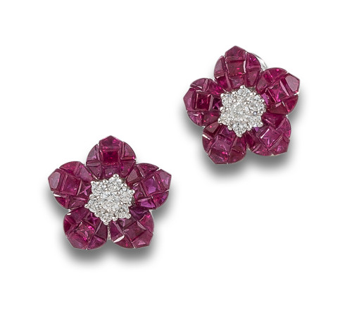 PENDIENTES FLORES DE RUBÍES Y DIAMANTES, EN ORO BLANCO