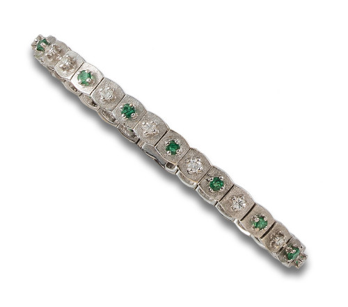 PULSERA DE DIAMANTES Y ESMERALDAS, EN ORO BLANCO