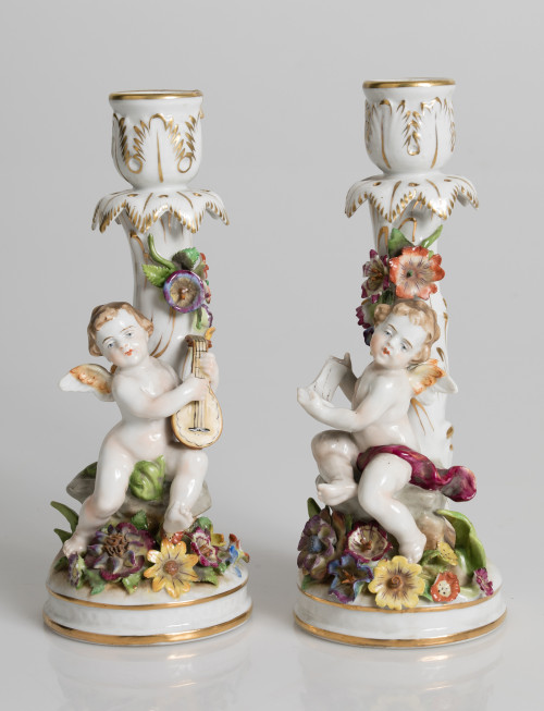 Pareja de candeleros de porcelana Plaue