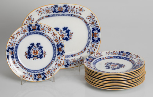 Doce platos y una fuente de loza, manufactura Minton, Ingla