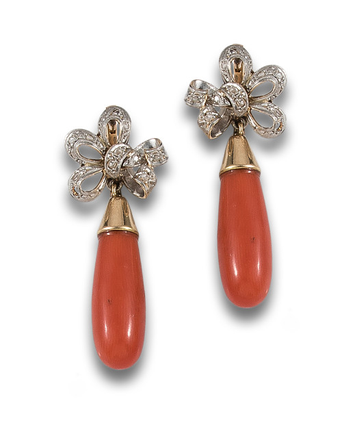 PENDIENTES LARGOS DE DIAMANTES Y CORAL, EN ORO AMARILLO CON