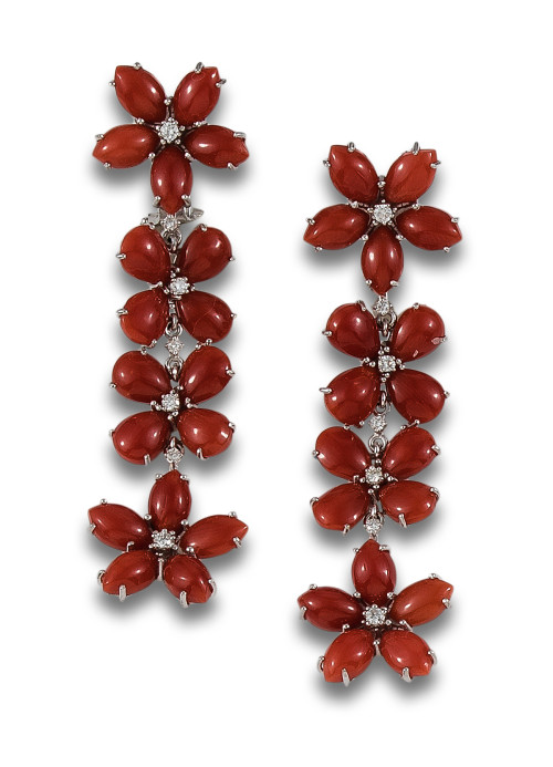 PENDIENTES LARGOS DE FLORES DE CORAL Y DIAMANTES, EN ORO BL