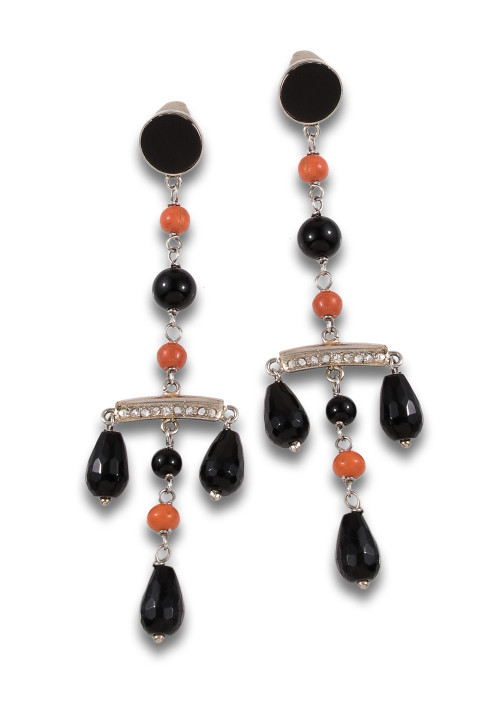 CHANDELIER EARRINGS WITH DIAMONDS, CORAL AND ONYX, IN PLATI