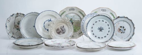 Lote de 17 platos de cerámica y porcelana europea, S. XIX-X