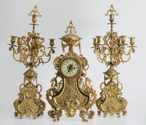 Guarnición de reloj y candelabros de estilo Luis XV, Franci