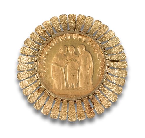 BROCHE-COLGANTE EN ORO AMARILLO 