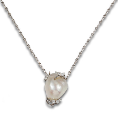 GOLD PENDANT WITH PEARL AND DIAMONDS