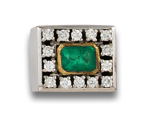 RING IN WHITE AND YELLOW GOLD WITH EMERALD AND DIAMONDS