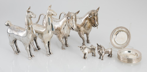 Dos figuras en miniatura de toros de plata contrastada y 6