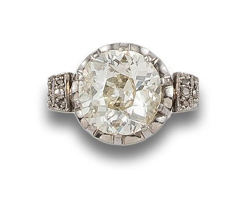 PLATINUM RING, 1940s, WITH OLD-CUT DIAMOND BETWEEN VOLLUTES