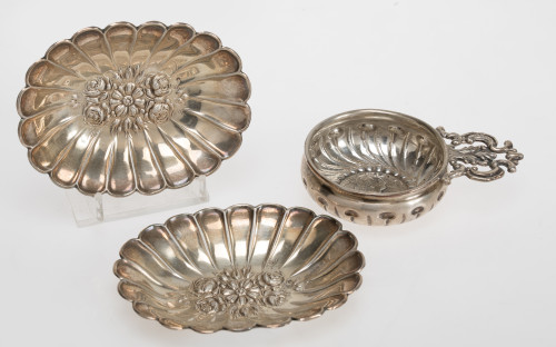 Three 916 and 925 sterling silver ashtrays, 20th century