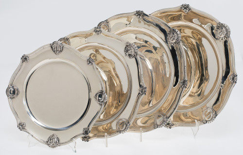 Circular platter in Portuguese silver, 1 Title law 916. 20t