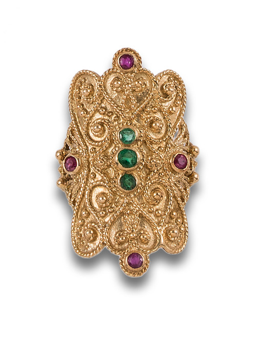 EMERALD AND RUBY SHUTTER RING, IN YELLOW GOLD