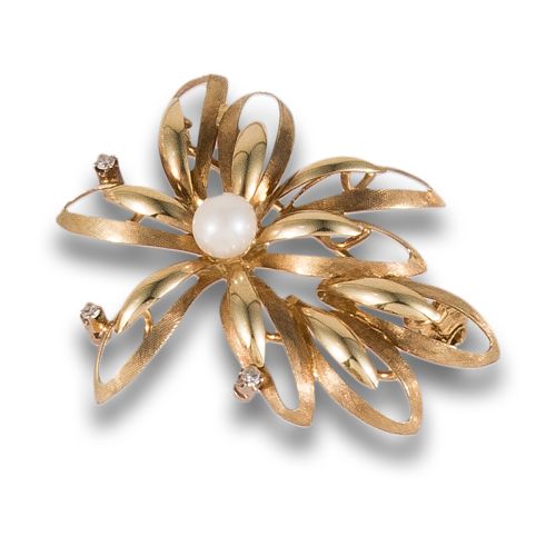 BROCHE FLOR DE PERLITA Y DIAMANTES, EN ORO AMARILLO