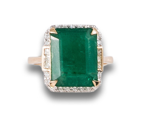 GOLD RING WITH EMERALD EDGE WITH DIAMONDS