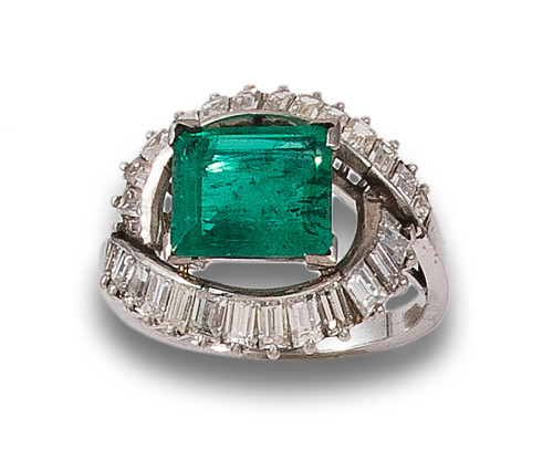 DIAMOND AND EMERALD ROSETTE RING, IN WHITE GOLD