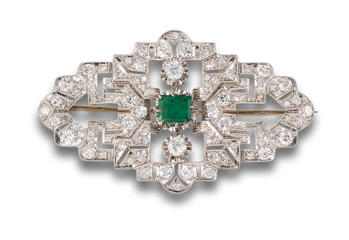 EMERALD AND DIAMONDS PLATE BROOCH, IN WHITE GOLD