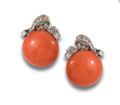 EARRINGS, 60&#39;S, WITH DIAMONDS AND CORAL, IN PLATINUM