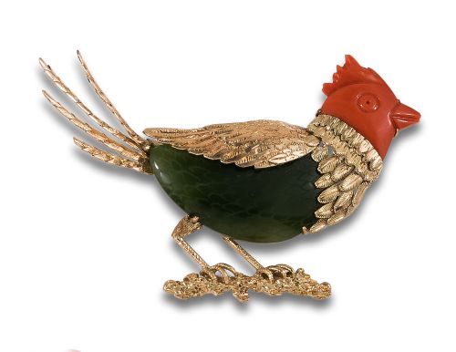 CORAL AND NEPHRITE BIRD BROOCH, IN YELLOW GOLD