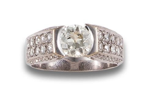 RING IN 18 KT WHITE GOLD. WITH DIAMOND ESTIMATED AT 2.00 CT