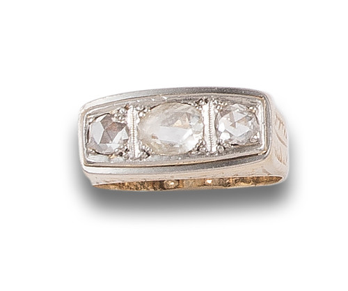 ART DECO THREE STONE RING WITH DIAMONDS, IN YELLOW GOLD AND