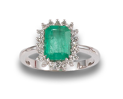 EMERALD AND DIAMONDS ROSETTE RING, IN WHITE GOLD