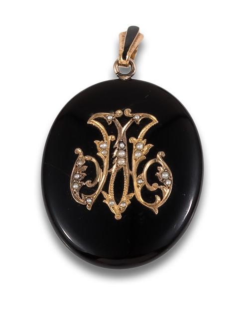 LOCKET PENDANT C. 1900 IN ONYX, YELLOW GOLD AND PEARLS