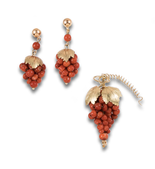 LOT OF CORAL CLUSTER PENDANT AND EARRINGS, IN YELLOW GOLD