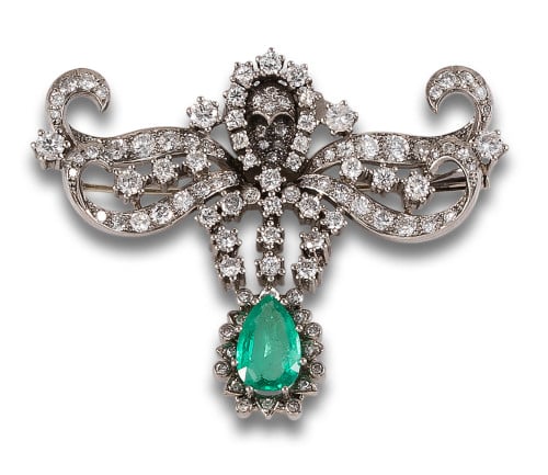 BROOCH, CA. 191, IN PLATINUM WITH DIAMONDS AND EMERALD