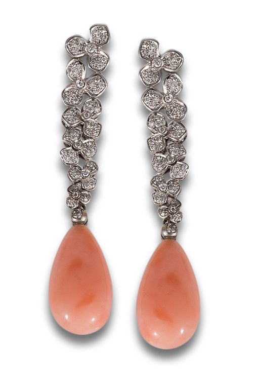 PENDIENTES LARGOS DE DIAMANTES Y CORAL, EN ORO BLANCO