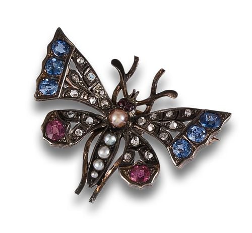 BROCE EN FORMA DE MARIPOSA CON DIAMANTES, PERLITAS Y CORIND