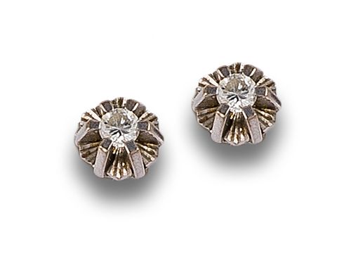 PENDIENTES DORMILONAS DE DIAMANTES, EN ORO BLANCO