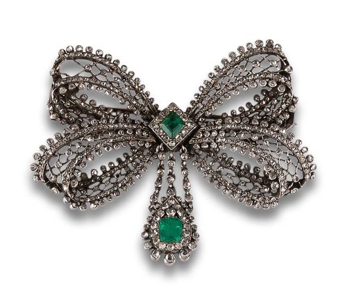 BROCHE LAZO EN PLATA, CA.1900, CON DIAMANTES (STRASS) Y ESM