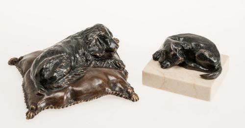 ESCUELA ESPAÑOLA, "Perros", Dos esculturas de bronce patin