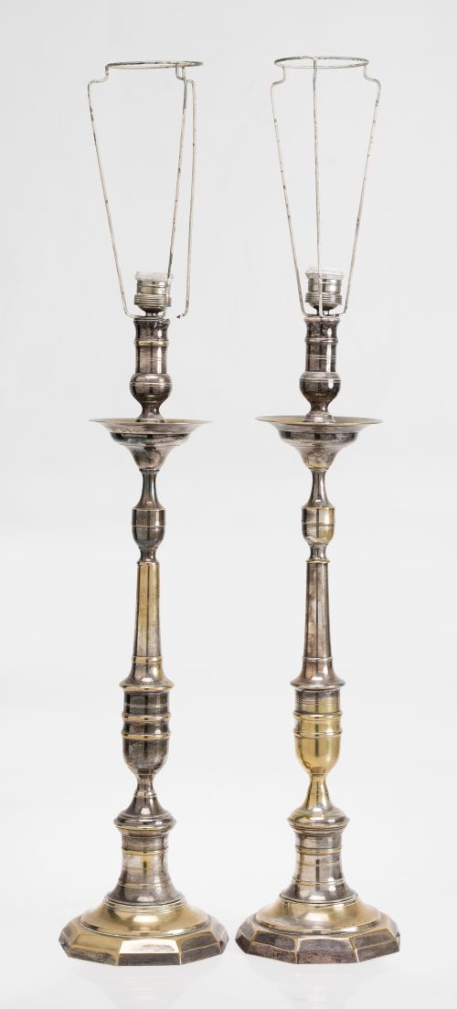 Pair of table lamps in the shape of silver and gold metal t