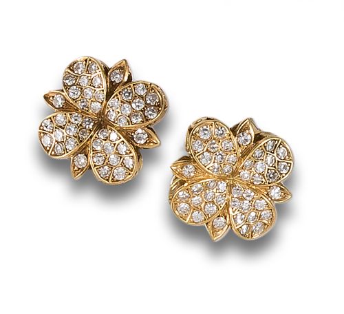 PENDIENTES FLORES DE DIAMANTES, EN ORO AMARILLO