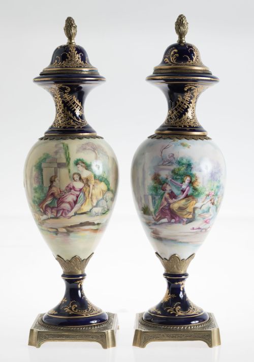 Pareja de jarrones de porcelana siguiendo modelos de Sèvres