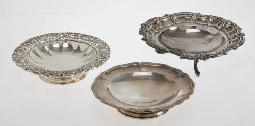 Two hallmarked Spanish silver salvers, grade 916, 20th cent